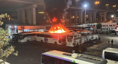 Yolcu otobüsü alev alev yandı
