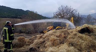35 ton saman balyası yandı