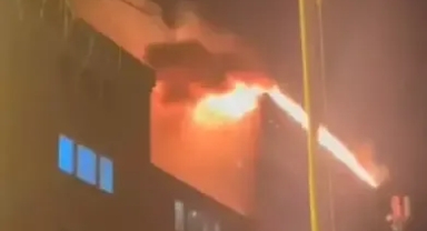 7 katlı binanın çatı katında yangın