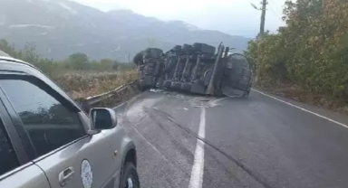 Asfalt yüklü TIR devrildi