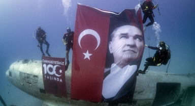 Atatürk'ü deniz altında andılar