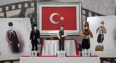 Atatürk sevgisi minyatür kıyafetlerde  