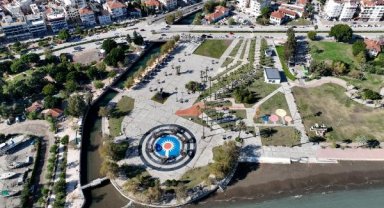 Finike Cumhuriyet Meydanı'nı gezdi