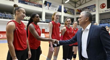 Başkan Uysal'dan baklavalı ziyaret