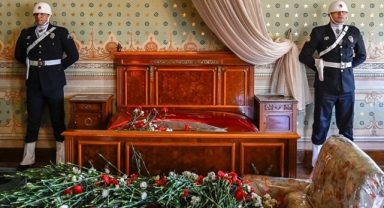 Büyük Önder Atatürk Dolmabahçe'de anıldı