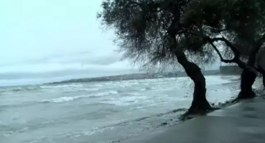 Çatılar uçtu, dev dalgalar oluştu