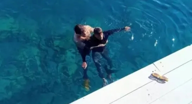 Denize atlayan vatandaşı gazeteciler kurtardı