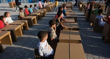 Depremzede öğrencilere masa ve sandalye hediyesi