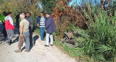 Devrilen traktörden yara almadan kurtuldu