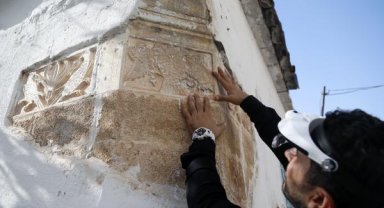 Dökülen sıvanın altından tarih çıktı