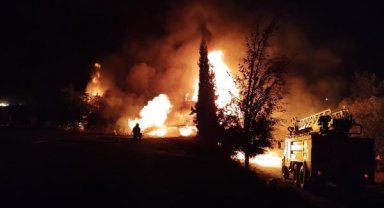 Fabrika alev alev yandı