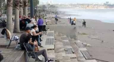 Fırtına sonrası sahile akın ettiler