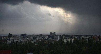 Fırtınada uçaklar iniş yapamadı