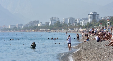 Güneşli havayı fırsat bilenler denize girdi 