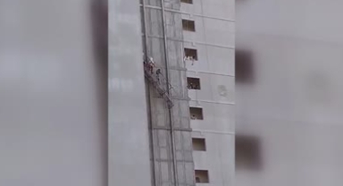 Halatı kopan iskelede mahsur kaldılar