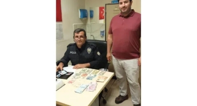 Hastane bankında unutulan cüzdanı polis buldu
