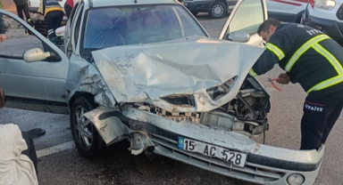 İki otomobil çarpıştı: 3 yaralı