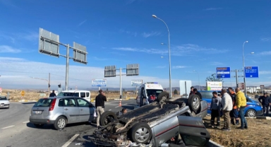 İki otomobilin çarpıştığı kazada 5 kişi yaralandı