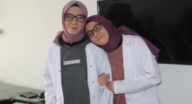 İkizler aynı hastanede mesai yapıyor