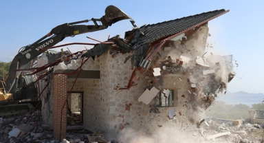 Kaçak villa yıkıldı 