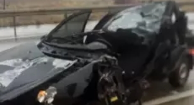 Kamyonet ve otomobil çarpıştı