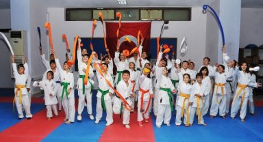 Karateciler kuşak atladı