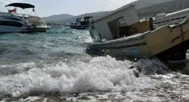 Karaya oturan 2 tekne, fırtına nedeniyle parçalandı