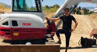 Kepçe ile kamyonet arasında sıkıştı