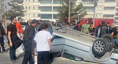 Kırmızı ışıkta duran araca çarptı