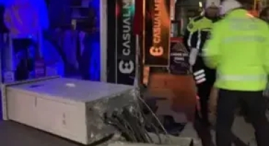 Kontrolden çıkan kamyonet elektrik panosuna çarptı