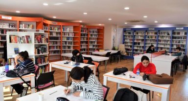 Konyaaltı Belediyesi Kütüphanesi buluşma noktası