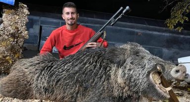 Bahçesinde domuz avladı 