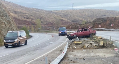 Korkunç kaza: refüje çarptı