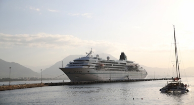 'Amadea' Alanya'ya demirledi