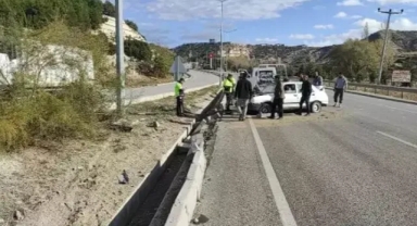 Lastiği patlayınca refüje savruldu