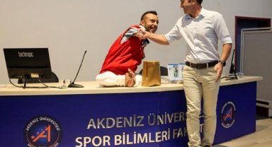 Milli yüzücü Sefa Yurtkölesi AÜ'de söyleşiye katıldı