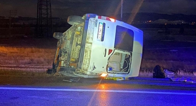 Minibüs devrildi: 7 kişi yaralandı