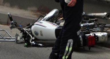 Motosiklet kaldırıma çarptı