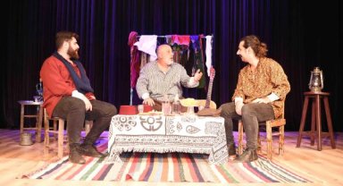 'Naftalin Kokulu Öyküler'e alkış yağmuru