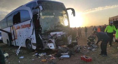 Otobüs traktöre çarptı: 8 yaralı