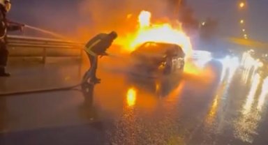 Otomobil alev alev yandı