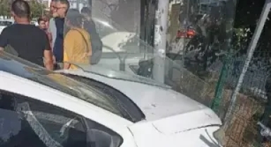 Otomobil durağa daldı 3 öğrenci yaralandı