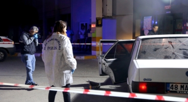 Otomobiliyle seyir halindeyken tabancayla vurulan kadın ağır yaralandı