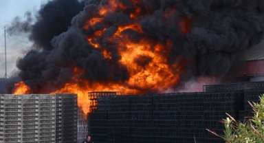 Plastik kasalar alev aldı