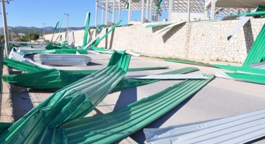 Rüzgarın uçurduğu çatı yolu kapattı