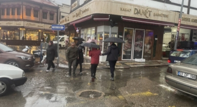 Sağanak yağış hayatı olumsuz etkiledi