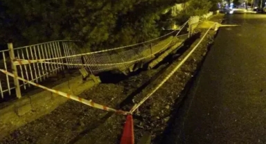 Sağanak yağış istinat duvarını yıktı