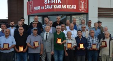 Serik'te 40 yılını dolduran esnafa plaket 
