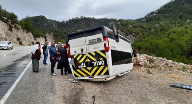 Servis minibüsü devrildi