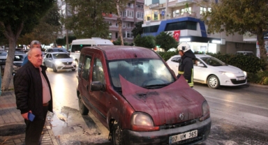 Seyir halindeki hafif ticari araç yandı